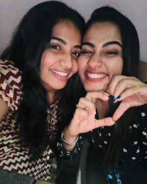 Anshita Akbarsha Instagram - Be positive 🤍✨ happy faces 😘
@anzil_gulami @dhulkargulami @sriya_surendran_offl @lisnavinu 
#family #familytime #behappy #bepositive #love #anshitha