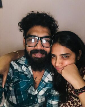 Anshita Akbarsha Instagram - Be positive 🤍✨ happy faces 😘
@anzil_gulami @dhulkargulami @sriya_surendran_offl @lisnavinu 
#family #familytime #behappy #bepositive #love #anshitha