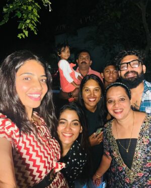 Anshita Akbarsha Instagram - Be positive 🤍✨ happy faces 😘
@anzil_gulami @dhulkargulami @sriya_surendran_offl @lisnavinu 
#family #familytime #behappy #bepositive #love #anshitha