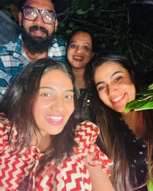 Anshita Akbarsha Instagram - Be positive 🤍✨ happy faces 😘
@anzil_gulami @dhulkargulami @sriya_surendran_offl @lisnavinu 
#family #familytime #behappy #bepositive #love #anshitha