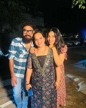 Anshita Akbarsha Instagram - Be positive 🤍✨ happy faces 😘
@anzil_gulami @dhulkargulami @sriya_surendran_offl @lisnavinu 
#family #familytime #behappy #bepositive #love #anshitha