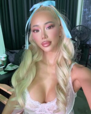 Anthia Mo Instagram - I love my job part 1 💖 campaign for @hustlerstores
