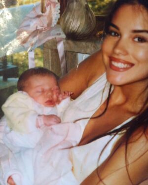 Antonella Mosetti Instagram - HAPPY BIRTHDAY ONLY MY LOVE @asianuccetelli.real 
Vola amore , vola alto . 
Meriti tutto l’amore di questo mondo . 
Sei il mio sogno nel cassetto da quando sono piccola e ….. ci sono riuscita ! TU ❤️❤️‍🔥 vivo per te , vivo per la tua libertà , vivo per il tuo sorriso e vivo per i tuoi respiri ! 
Sei il mio buongiorno assoluto , più voluto . 
TI AMO 
non sarò una mamma “normale “ ma ti amo di più di qualsiasi mamma al mondo 🖇️🔗☀️❤️‍🔥 
Sentiti sempre una DONNA LIBERA E FELICE DELLE TUE  SCELTE ANCHE SE PESERANNO , MA LE GRANDI DONNE DANNO DA FARE ! 🐶🦄 🏡 ♥️❤️‍🔥👩‍❤️‍👩
BUON COMPLEANNO ALL’UNICO CUORE CHE HA BATTUTO DENTRO AL MIO ALL’INFINITO …. 🌍 ❤️‍🔥
@alexnucce