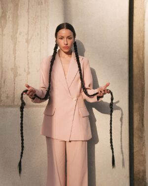 Antonia Giesen Instagram - Siempre un placer este equipo. 🫀 

Diseños de la genial @108label 

Ph @luistache 
MUA @mackanunez
Estilismo @jazmindelasflores
Asistente @amecathan
Joyas @by.catalinasalinas
Zapatos @candelariaperezcuero