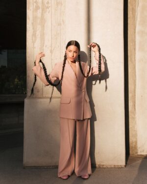 Antonia Giesen Instagram - Siempre un placer este equipo. 🫀 

Diseños de la genial @108label 

Ph @luistache 
MUA @mackanunez
Estilismo @jazmindelasflores
Asistente @amecathan
Joyas @by.catalinasalinas
Zapatos @candelariaperezcuero
