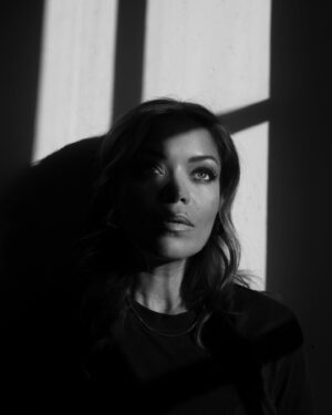 Antonia Thomas Instagram - 📸The brilliant @manfredbaumann 🖤✨ for @leicagalleryla @leicauk 

Makeup @nellybaumann 🙏