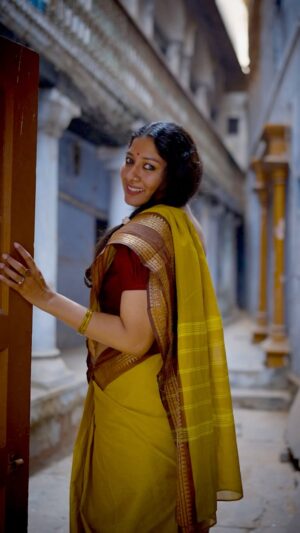 Anumol Instagram - Vibrance, colors, and countless stories—at the ghats of Kashi, where life, faith, and energy flow together. 

Captured by @nikhilportraitvision @banarasnamaofficial 
Wearing @ithal.india