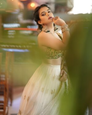 Anupama Agnihotri Instagram - Style is a way to say who you are without having to speak.

📸 @portraitbyabhinesh 
Outfit by @baaksha 
Potli bag and earings by @accessoriesbybaaksha 
mua @makeup_hair_by_uma 
location @flavouredfuel 

#look #looks #hairstylist #hair #makeup #indianwear #outfit #styleblogger #teamlfg #page #insta #instamood #baklessblouse #outfit #anupmaagnihotri