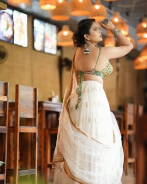 Anupama Agnihotri Instagram - Style is a way to say who you are without having to speak.

📸 @portraitbyabhinesh 
Outfit by @baaksha 
Potli bag and earings by @accessoriesbybaaksha 
mua @makeup_hair_by_uma 
location @flavouredfuel 

#look #looks #hairstylist #hair #makeup #indianwear #outfit #styleblogger #teamlfg #page #insta #instamood #baklessblouse #outfit #anupmaagnihotri