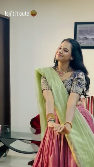 Anusha Hegde Instagram - ನಿನ್ನ ಕಂಡ ಕ್ಷಣ❤️
⭐️⭐️⭐️⭐️⭐️⭐️
#reels #trending #instagood #traditional #instagram #kannada  #fav 
Vc: @kgn_studio_____ 
Outfit: @demis_designer_studio_india