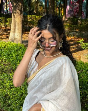 Anushka Singh Instagram - जो दिल को भा रही है वो तेरी शायरी है 🎀
.
#explore #photo #picture