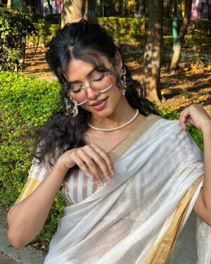 Anushka Singh Instagram - जो दिल को भा रही है वो तेरी शायरी है 🦋
.
#explore #photo #saree
