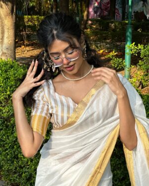 Anushka Singh Instagram - जो दिल को भा रही है वो तेरी शायरी है 🦋
.
#explore #photo #saree