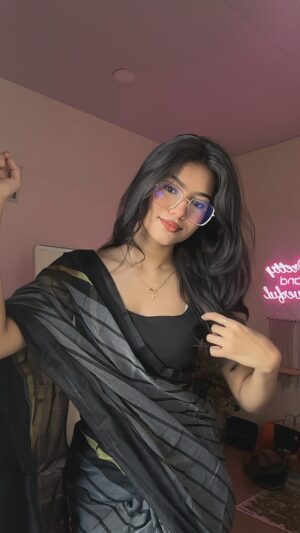 Anushka Singh Instagram - what is your favorite colour? 🙈
#explorereels #trending #transition