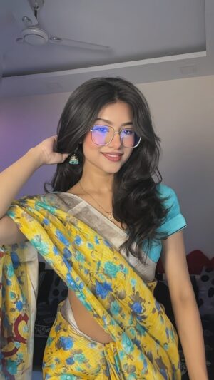 Anushka Singh Instagram - Movie chalein sath mein? 💛🩵
#explorereels #transition #trending
