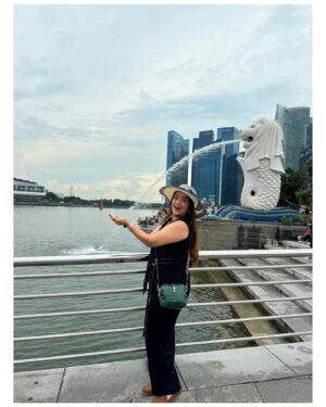 Apurva Nemlekar Instagram - .
All I want is mommy and vacations ❤️ making memories around the world 🌍 
.
#apurvanemlekar #singapore #meandmom #singaporediaries #merlionpark #vacaymode #vacationmode #vacation #traveller #musafir