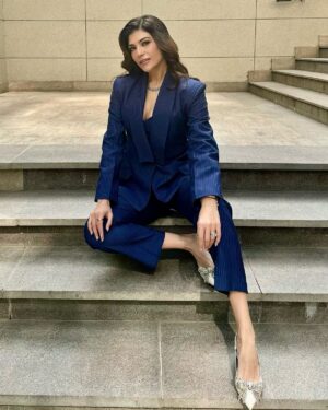 Archana Vijaya Instagram - What Monday blues ?!!!! 😁😁😁 

At work and feeling sharp… and a lil sexy ! 😜😁💋
Damn ! It’s birthday week !!! I nearly forgot ! 🤣

Outfit - @qua.clothing 
Makeup - @makeupbygunikatalwar2.0 
Hair - @hairbynadim01