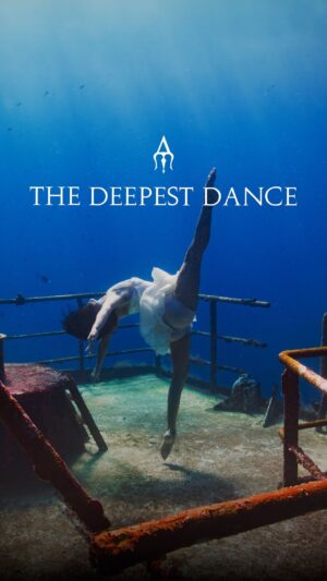 Ariadna Hafez Navarro Instagram - THE DEEPEST DANCE • Nuestro nuevo cortometraje. Gira tu teléfono y ponte los auriculares para una mejor experiencia.

Directed & Cinematography by @andremusgrove 
Choreography & Performance by @ariadna_hafez 
Written by @andremusgrove & @ariadna_hafez 
Produced and Edited by @andremusgrove 
Original soundtrack & Sound Design by @tanismusic 

Este cortometraje es mi más preciado proyecto al que más cariño y tiempo he dedicado. Queríamos ir más allá, grabar algo que no se hubiera hecho nunca antes. Una coreografía en apnea grabada con una cámara Red en diferentes barcos hundidos, como un ser más del oceano, sin máscara, ni neopreno, ni aletas. Ha sido todo un desafío, desde escribir la historia, darle forma, buscar los movimientos a gestionar la logística para llevarlo a cabo.. un proyecto que se ve enorme, pero que lo hicimos entero entre solo 2 personas. Estoy infinitamente orgullosa de lo que hemos creado y del resultado final. 
Lo que siento debajo del agua es algo indescriptible, es mi hábitat, donde más conecto con mi yo más profundo, siento que soy parte de ello, mi cuerpo entra en un estado de plenitud y paz absoluta. 
Por otro lado compartir esto con @andremusgrove , mi amigo, o mi hermano de otra madre, somos tan iguales a la hora de trabajar que nos leemos la mente, nos comunicamos mejor casi debajo del agua que fuera. Es de las persona con más talento que conozco y se merece el mundo entero! Te admiro cada día más amigo mío. Por seguir creciendo. 💫

Y sin más.. Espero que os guste. 🤍

Podéis ver el cortometraje en pantalla completa 4K en el canal de YouTube de “@AndreMusgrove” haciendo click en el link de mi bio. 
#TheDeepestDance #AndreMusgrove #AriadnaHafez #UnderwaterFilm #DanceFilm #UnderwaterPhotography #Freediving #Freediver #UnderwaterVideo
