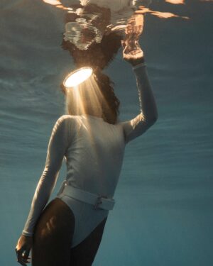 Ariadna Hafez Navarro Instagram - ~ Sintonía 🌅🤍 ~
@megbatphoto capturando momentos🫶🏼 el atardecer bajo el agua es una explosión de colores, de rayos que entran por la superficie creando sensaciones mágica. 
El lugar donde más me gusta pasar el atardecer es flotando en medio del azul 🌊