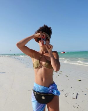 Ariadna Hafez Navarro Instagram - ~ Zanzíbar ~ Part 1 🏝️
* Sabías que antes de bajar del avión en Zanzíbar, te piden que dejes atrás todas las bolsas de plástico que lleves.. Están prohibidas en el país! Si te ven entrando una.. multa que te llevas 😱 !! No os parece algo maravillooooooso? Zanzíbar me ha sorprendido muchísimo en muy positivo!!
Este es el primer destino, aún queda mucho Tanzania que recorrer 🤍🌎

* Did you know in Zanzibar, it’s illegal to enter with plastic bags? They are forbidden in the country! So before disembarking the plane they ask you to leave all of them behind! 😱 If the police catches you with one.. you will have to pay a fine!! Isn’t it amaziiiing?!