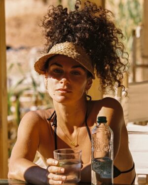 Ariadna Hafez Navarro Instagram - Take me to a Chiringuito on the beach🌺
.
. 
Film by @pabloprietoslife 🎞️