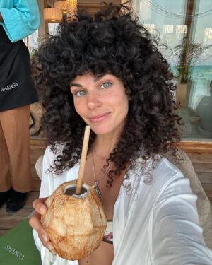 Ariadna Hafez Navarro Instagram - ~ Zanzíbar ~ Part 1 🏝️
* Sabías que antes de bajar del avión en Zanzíbar, te piden que dejes atrás todas las bolsas de plástico que lleves.. Están prohibidas en el país! Si te ven entrando una.. multa que te llevas 😱 !! No os parece algo maravillooooooso? Zanzíbar me ha sorprendido muchísimo en muy positivo!!
Este es el primer destino, aún queda mucho Tanzania que recorrer 🤍🌎

* Did you know in Zanzibar, it’s illegal to enter with plastic bags? They are forbidden in the country! So before disembarking the plane they ask you to leave all of them behind! 😱 If the police catches you with one.. you will have to pay a fine!! Isn’t it amaziiiing?!