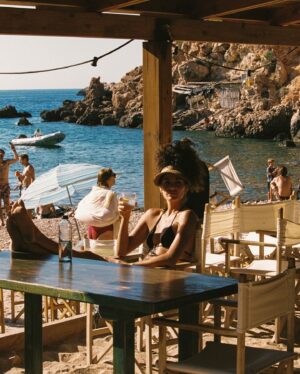 Ariadna Hafez Navarro Instagram - Take me to a Chiringuito on the beach🌺
.
. 
Film by @pabloprietoslife 🎞️