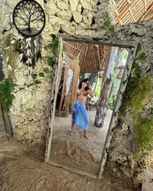 Ariadna Hafez Navarro Instagram - ~ Zanzíbar ~ Part 1 🏝️
* Sabías que antes de bajar del avión en Zanzíbar, te piden que dejes atrás todas las bolsas de plástico que lleves.. Están prohibidas en el país! Si te ven entrando una.. multa que te llevas 😱 !! No os parece algo maravillooooooso? Zanzíbar me ha sorprendido muchísimo en muy positivo!!
Este es el primer destino, aún queda mucho Tanzania que recorrer 🤍🌎

* Did you know in Zanzibar, it’s illegal to enter with plastic bags? They are forbidden in the country! So before disembarking the plane they ask you to leave all of them behind! 😱 If the police catches you with one.. you will have to pay a fine!! Isn’t it amaziiiing?!