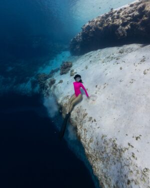 Ariadna Hafez Navarro Instagram - ~ Blue Hole ~ 🔵

Pocas veces he visto algo tan impresionante como este Blue Hole. Llevaba muchiiiisimos años queriendo venir y por fin se dio!! ☺️
Este agujero tiene unos 202 metros de profundidad y esta resguardado en una bahía literalmente pegado a la orilla de la playa !! Es un lugar que te deja boquiabiert@ tanto fuera como debajo del agua. Impresiona muchísimo bajar y asomarse, es literal un abismo oscuro que me genera una mezcla de inquietud y paz 🤷🏻‍♀️🫶🏼
Debido a sus perfectas condiciones es un lugar idílico para practicar la apnea de profundidad. Aqui se celebra un increíble campeonato mundial de apnea donde se congregan los mejores apneistas del planeta 💫 Primera vez que puedo venir y primer año que no se celebra 🫠 y yo que me moría de ganas de ver a todos estos impresionantes atletas en accion 🤍🌊 Next time!!
.
.
📷 @andremusgrove 
🩱 @makarawear