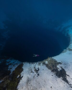 Ariadna Hafez Navarro Instagram - ~ Blue Hole ~ 🔵

Pocas veces he visto algo tan impresionante como este Blue Hole. Llevaba muchiiiisimos años queriendo venir y por fin se dio!! ☺️
Este agujero tiene unos 202 metros de profundidad y esta resguardado en una bahía literalmente pegado a la orilla de la playa !! Es un lugar que te deja boquiabiert@ tanto fuera como debajo del agua. Impresiona muchísimo bajar y asomarse, es literal un abismo oscuro que me genera una mezcla de inquietud y paz 🤷🏻‍♀️🫶🏼
Debido a sus perfectas condiciones es un lugar idílico para practicar la apnea de profundidad. Aqui se celebra un increíble campeonato mundial de apnea donde se congregan los mejores apneistas del planeta 💫 Primera vez que puedo venir y primer año que no se celebra 🫠 y yo que me moría de ganas de ver a todos estos impresionantes atletas en accion 🤍🌊 Next time!!
.
.
📷 @andremusgrove 
🩱 @makarawear