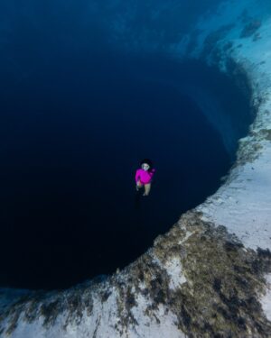 Ariadna Hafez Navarro Instagram - ~ Blue Hole ~ 🔵

Pocas veces he visto algo tan impresionante como este Blue Hole. Llevaba muchiiiisimos años queriendo venir y por fin se dio!! ☺️
Este agujero tiene unos 202 metros de profundidad y esta resguardado en una bahía literalmente pegado a la orilla de la playa !! Es un lugar que te deja boquiabiert@ tanto fuera como debajo del agua. Impresiona muchísimo bajar y asomarse, es literal un abismo oscuro que me genera una mezcla de inquietud y paz 🤷🏻‍♀️🫶🏼
Debido a sus perfectas condiciones es un lugar idílico para practicar la apnea de profundidad. Aqui se celebra un increíble campeonato mundial de apnea donde se congregan los mejores apneistas del planeta 💫 Primera vez que puedo venir y primer año que no se celebra 🫠 y yo que me moría de ganas de ver a todos estos impresionantes atletas en accion 🤍🌊 Next time!!
.
.
📷 @andremusgrove 
🩱 @makarawear
