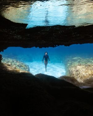 Ariadna Hafez Navarro Instagram - The best playground 🌊🤍
Has visto una burbuja de aire dentro de una cueva donde te cabe la cabeza? Desliza para verla junto al making of de la segunda foto 🤟🏼
Did you see a air bubble in a cave where you head fits? Swipe to see it and to watch the behind the scenes of the second picture ☺️