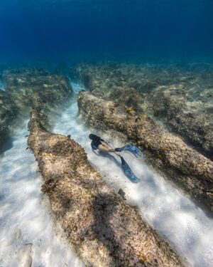 Ariadna Hafez Navarro Instagram - The best playground 🌊🤍
Has visto una burbuja de aire dentro de una cueva donde te cabe la cabeza? Desliza para verla junto al making of de la segunda foto 🤟🏼
Did you see a air bubble in a cave where you head fits? Swipe to see it and to watch the behind the scenes of the second picture ☺️