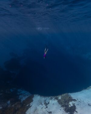 Ariadna Hafez Navarro Instagram - ~ Blue Hole ~ 🔵

Pocas veces he visto algo tan impresionante como este Blue Hole. Llevaba muchiiiisimos años queriendo venir y por fin se dio!! ☺️
Este agujero tiene unos 202 metros de profundidad y esta resguardado en una bahía literalmente pegado a la orilla de la playa !! Es un lugar que te deja boquiabiert@ tanto fuera como debajo del agua. Impresiona muchísimo bajar y asomarse, es literal un abismo oscuro que me genera una mezcla de inquietud y paz 🤷🏻‍♀️🫶🏼
Debido a sus perfectas condiciones es un lugar idílico para practicar la apnea de profundidad. Aqui se celebra un increíble campeonato mundial de apnea donde se congregan los mejores apneistas del planeta 💫 Primera vez que puedo venir y primer año que no se celebra 🫠 y yo que me moría de ganas de ver a todos estos impresionantes atletas en accion 🤍🌊 Next time!!
.
.
📷 @andremusgrove 
🩱 @makarawear