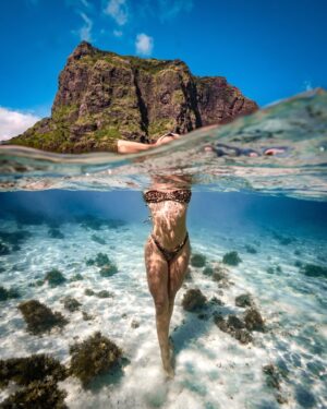 Ariadna Hafez Navarro Instagram - ~ Viajar es la respuesta, no importa cuál sea la pregunta 🌍 Abrir horizontes y conocer mundo es de lo que más plena me hace sentir 🩵 Viajar siempre sana el alma!! ~ 

La última foto me parece súper especial, tu que opinas? 
📸 @woj.dop 
🌍 @entreazulesdestinos & @anahernandezsarria