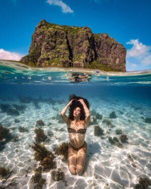 Ariadna Hafez Navarro Instagram - ~ Viajar es la respuesta, no importa cuál sea la pregunta 🌍 Abrir horizontes y conocer mundo es de lo que más plena me hace sentir 🩵 Viajar siempre sana el alma!! ~ 

La última foto me parece súper especial, tu que opinas? 
📸 @woj.dop 
🌍 @entreazulesdestinos & @anahernandezsarria