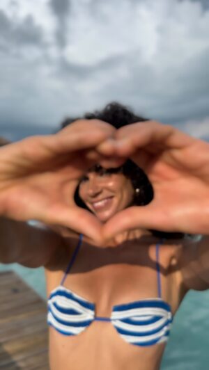 Ariadna Hafez Navarro Instagram - Summer days just hit different 🌺🐚🤍
