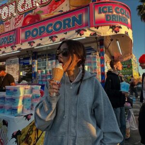 Ariana Greenblatt Instagram - my heart is full :) 
🍦🫂🎤