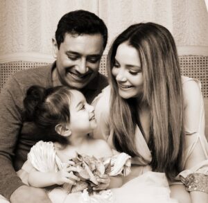 Armeena Khan Instagram - We are ready to share a little bit of Amelie with the world. Here’s a little sneak peak from her 2nd birthday shoot. Say Mashallah please. I’ll share more later. Photo by @willowandbearphotography 🥺🥺❤️❤️ 🧸🧸
