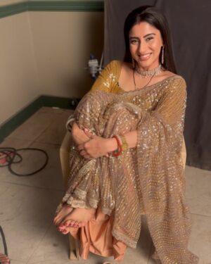 Ashlesha Savant Instagram - I can see everything….. 

#pots #onset #golden #saree