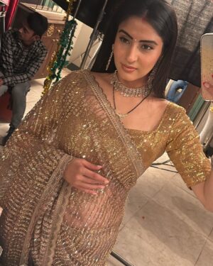Ashlesha Savant Instagram - I can see everything….. 

#pots #onset #golden #saree