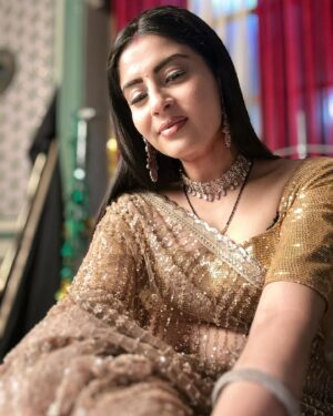 Ashlesha Savant Instagram - I can see everything….. 

#pots #onset #golden #saree