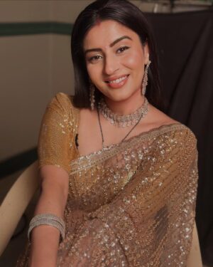 Ashlesha Savant Instagram - I can see everything….. 

#pots #onset #golden #saree