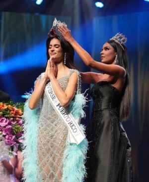Ashley Carino Instagram - Anoche fue una velada mágica. Regresar al escenario de Miss Universe Puerto Rico y pasar la corona fue un momento lleno de emoción y nostalgia. Aquel título que transformó mi vida ahora pertenece a otra mujer que, estoy segura, llevará con orgullo el nombre de Puerto Rico.

@karlaguilfu, absorbe y vive cada segundo de esta experiencia. Permítele a Puerto Rico entregarte todo su cariño y apoyo. Si hay algo que marcará tu reinado, será el inmenso amor de nuestra gente.

De nuevo, ¡GRACIAS, Puerto Rico! Gracias por envolverme en tu calidez, por tu apoyo incondicional y por todo el amor brindado. Por ti y para ti, he vivido y seguiré haciéndolo. ¡Los llevo en mi corazón! ❤️

Dress: @carlos_albertodisenadorpr 
H&M: Ilde Fonso @b.itsalon @angelfernandez_mh 
Hair: @yarahairextension