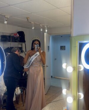 Ashley Carino Instagram - Anoche fue una velada mágica. Regresar al escenario de Miss Universe Puerto Rico y pasar la corona fue un momento lleno de emoción y nostalgia. Aquel título que transformó mi vida ahora pertenece a otra mujer que, estoy segura, llevará con orgullo el nombre de Puerto Rico.

@karlaguilfu, absorbe y vive cada segundo de esta experiencia. Permítele a Puerto Rico entregarte todo su cariño y apoyo. Si hay algo que marcará tu reinado, será el inmenso amor de nuestra gente.

De nuevo, ¡GRACIAS, Puerto Rico! Gracias por envolverme en tu calidez, por tu apoyo incondicional y por todo el amor brindado. Por ti y para ti, he vivido y seguiré haciéndolo. ¡Los llevo en mi corazón! ❤️

Dress: @carlos_albertodisenadorpr 
H&M: Ilde Fonso @b.itsalon @angelfernandez_mh 
Hair: @yarahairextension