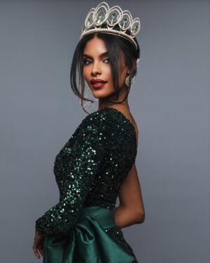 Ashley Carino Instagram - Hoy cierro un capítulo que me llena de emoción y gratitud. Representar no solo a mi amado pueblo de Fajardo, sino a todos los puertorriqueños, tanto en nuestra isla querida como en la diáspora, ha sido uno de los honores más grandes de mi vida. Siendo una embajadora de las mujeres en las ciencias, tuve el privilegio de llevar al escenario universal un mensaje de empoderamiento y pasión por el conocimiento.

A mi familia, mis padres y hermanos, ustedes son mi roca, mi fundamento. Cada paso que di fue impulsado por su amor y apoyo.

A #TeamFajardo, gracias por creer en mí, por pulir mi esencia y ayudarme a brillar en el certamen local.

A la organización de Miss Universe Puerto Rico, gracias por darme esta plataforma, por confiar en mí para representar a nuestra isla y por permitirme mantener mi esencia y apoyar mi misión.

Wapa TV, su cobertura y apoyo han sido esenciales en este viaje, llevando cada momento a los hogares de miles.

Al pueblo de Puerto Rico, portar la bandera de nuestro Borinquén ha sido un honor inmenso. Cada sonrisa, cada palabra de aliento, cada gesto de cariño, lo llevo en mi corazón.

Y a los fans alrededor del mundo, su amor y energía me acompañaron en cada paso de este recorrido. Ustedes son la prueba viviente de que las fronteras no limitan el cariño.

El universo, con su vastedad e infinitud, es una metáfora perfecta de mi nuevo rumbo. Si bien esta etapa concluye, el camino por delante es infinito, lleno de oportunidades y sueños por alcanzar. Como las estrellas en el cielo, seguiré brillando y explorando este maravilloso cosmos llamado vida.

Con amor y gratitud,
Ashley Ann
•
•
•
•
•
Foto: @rickofficial.pr 
Styling: @edgar.style 
Dress: @luisantoniomoda 
Asesor de imagen: @clarkivor 
Assistant: @eriquito.1973
Hair: @by.alexandersierra
Makeup: @glambygior 
Jewelry: @charlielapson