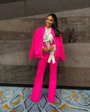 Ashley Carino Instagram - Hot Pink! #MissUniverse2022 @missuniverse 

#ConCariño🫶🏽
#ConCariñoAlUniverso

Conjunto y Blusa: @luisantoniodesigner 
Stylist: @edgar.style