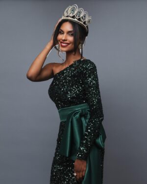 Ashley Carino Instagram - Hoy cierro un capítulo que me llena de emoción y gratitud. Representar no solo a mi amado pueblo de Fajardo, sino a todos los puertorriqueños, tanto en nuestra isla querida como en la diáspora, ha sido uno de los honores más grandes de mi vida. Siendo una embajadora de las mujeres en las ciencias, tuve el privilegio de llevar al escenario universal un mensaje de empoderamiento y pasión por el conocimiento.

A mi familia, mis padres y hermanos, ustedes son mi roca, mi fundamento. Cada paso que di fue impulsado por su amor y apoyo.

A #TeamFajardo, gracias por creer en mí, por pulir mi esencia y ayudarme a brillar en el certamen local.

A la organización de Miss Universe Puerto Rico, gracias por darme esta plataforma, por confiar en mí para representar a nuestra isla y por permitirme mantener mi esencia y apoyar mi misión.

Wapa TV, su cobertura y apoyo han sido esenciales en este viaje, llevando cada momento a los hogares de miles.

Al pueblo de Puerto Rico, portar la bandera de nuestro Borinquén ha sido un honor inmenso. Cada sonrisa, cada palabra de aliento, cada gesto de cariño, lo llevo en mi corazón.

Y a los fans alrededor del mundo, su amor y energía me acompañaron en cada paso de este recorrido. Ustedes son la prueba viviente de que las fronteras no limitan el cariño.

El universo, con su vastedad e infinitud, es una metáfora perfecta de mi nuevo rumbo. Si bien esta etapa concluye, el camino por delante es infinito, lleno de oportunidades y sueños por alcanzar. Como las estrellas en el cielo, seguiré brillando y explorando este maravilloso cosmos llamado vida.

Con amor y gratitud,
Ashley Ann
•
•
•
•
•
Foto: @rickofficial.pr 
Styling: @edgar.style 
Dress: @luisantoniomoda 
Asesor de imagen: @clarkivor 
Assistant: @eriquito.1973
Hair: @by.alexandersierra
Makeup: @glambygior 
Jewelry: @charlielapson