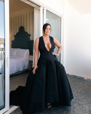 Ashley Graham Instagram - What a night to remember! Thank you @wwd for having me co-host the red carpet at this year’s Golden Globes. I HAD SO MUCH FUN!! 🥰🫶🏼✨🎥 A big thanks to @bachmai for making my gorgeous gown!