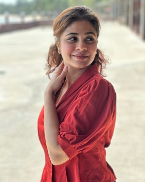 Ashvini Jegathesan Instagram - Glowing under the sun with a little help from Lyssh! The perfect beach companion! 🌞✨ #lysshglow #foryou #skincaresupplement #explorepage